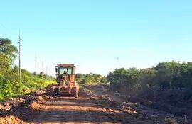 Maquinarias de la Gobernación y del MOPC apuran los trabajos de reparación del camino que llega a Bahía Negra; el objetivo es una rápida rehabilitación.