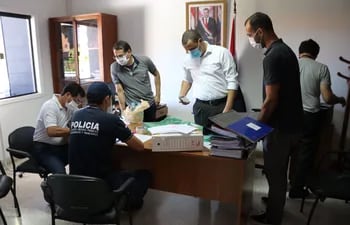 Días atrás, una comitiva fiscal- policial allanó la sede de Conajzar.