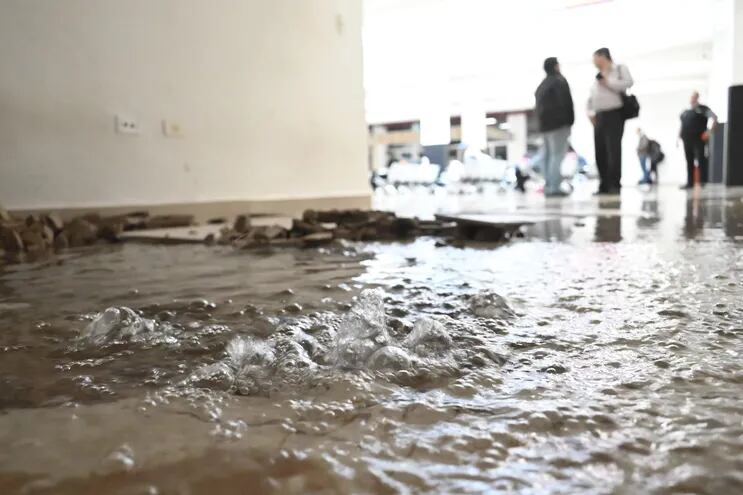 El agua salía desde hundimientos en el piso de la nueva zona construida de la Estación de Buses de Asunción (EBAS).