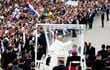 banderas-paraguayas-saludan-la-llegada-del-papa-francisco-al-santuario-de-nuestra-senora-de-fatima-en-portugal--224725000000-1584865.jpg
