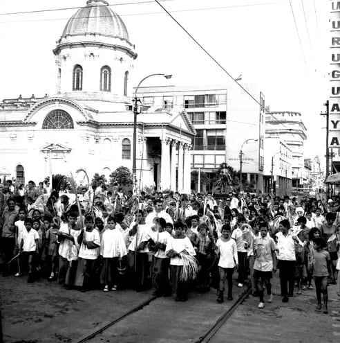 En 1970 la bendición de palmas se hacía frente al Oratorio de la Virgen de la Asunción para marchar luego hacia la Catedral con el Señor de las Palmas.