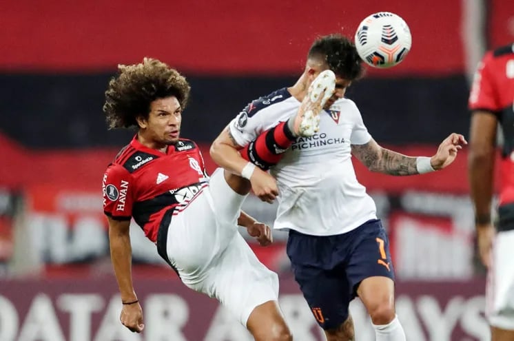 Willian Arao impacta el rostro de Luis Amarilla, de Liga de Quito, en su intento de rechazar el balón. Por esta acción fue expulsado el volante del Flamengo, que ya está en octavos de final.
