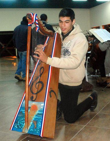 Joven arpista crea su propio instrumento - Gaceta del Sur - ABC Color