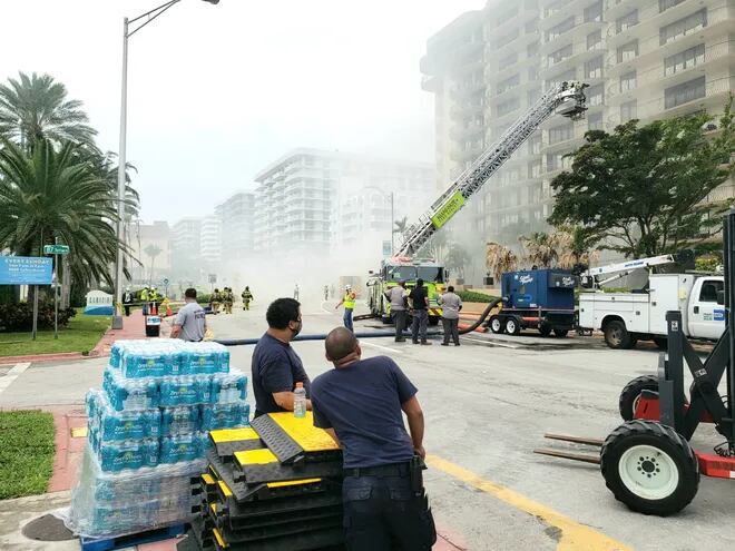 Las intensas lluvias que caen en Miami este viernes retrasan la labor de los rescatistas en el derrumbe en Miami.