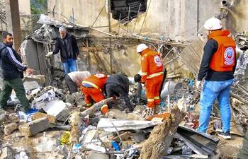 Rescatistas trabajan en el sitio de un bombardeo israelí en Habariyeh, Líbano, este miércoles.