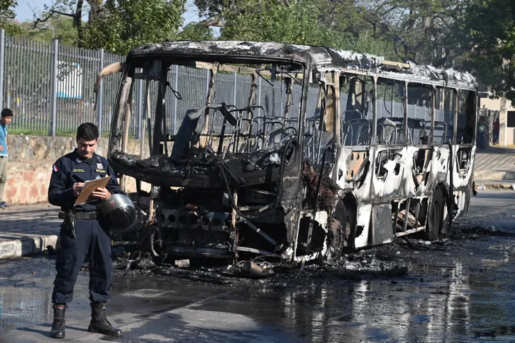 Incendio de un bus frente al hospital central del IPS de Asunción.