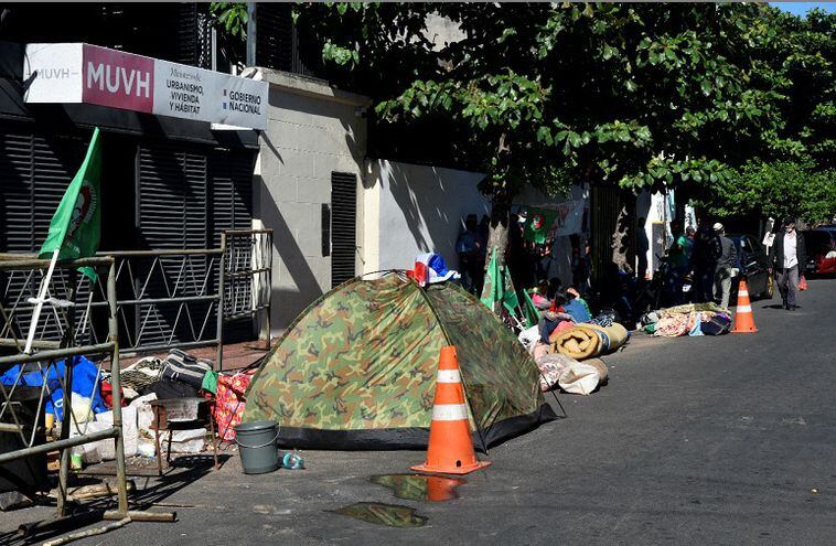 Organizaciones sociales acamparon frente a la sede del Ministerio de Urbanismo para que se les otorgue subsidios para su casa propia.