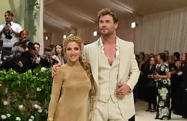 El actor australiano Chris Hemsworth (D) y su esposa la modelo y actriz española Elsa Pataky llegaron al Met Gala 2024.