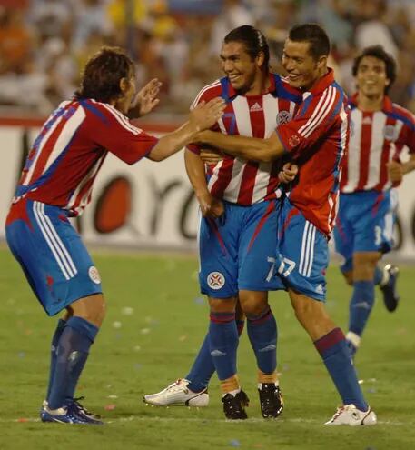 Cabañas (c) celebrando uno de los dos goles que le marcó a Colombia en la Copa América 2007.