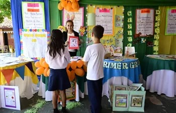 Niños participan en proyectos de cierre del año escolar en una escuela pública.