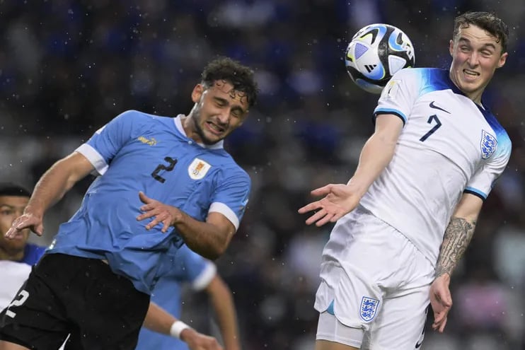 El mediocampista inglés Alfie Devine (d) salta en procura del balón con el defensor uruguayo Sebastián Boselli, durante el partido que ayer que ganaron los europeos.