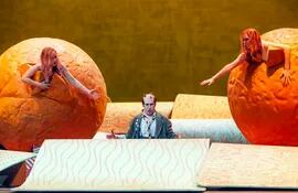 Puesta en escena de El amor por tres naranjas, de Sergei Prokofiev, en el Muziektheater de Amsterdam, 2005.