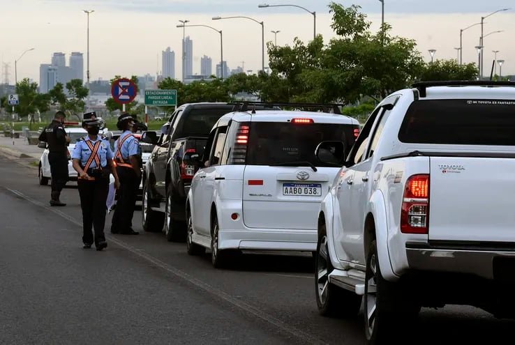 Militares y policías controlando a las personas que circulaban por la avenida Costanera de Asunción durante la etapa de "cuarentena total".