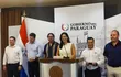 La ministra del MOPC, Claudia Centurión y otras autoridades en el anuncio sobre la reglamentación de la ley de energías renovables.