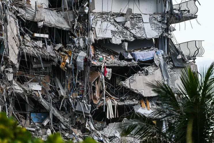Parte del edificio derrumbado en la madrugada del jueves en Miami.