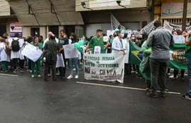 Estudiantes de la Universidad María Serrana durante una manifestación frente a la sede del Cones, el pasado 4 de abril.
