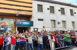 Funcionarios de Copaco manifestándose hoy.