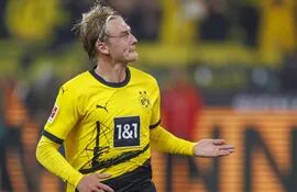 Julian Brandt celebra su gol, que le dio el triunfo y el liderato provisional al Borussia Dortmund en la Bundesliga.