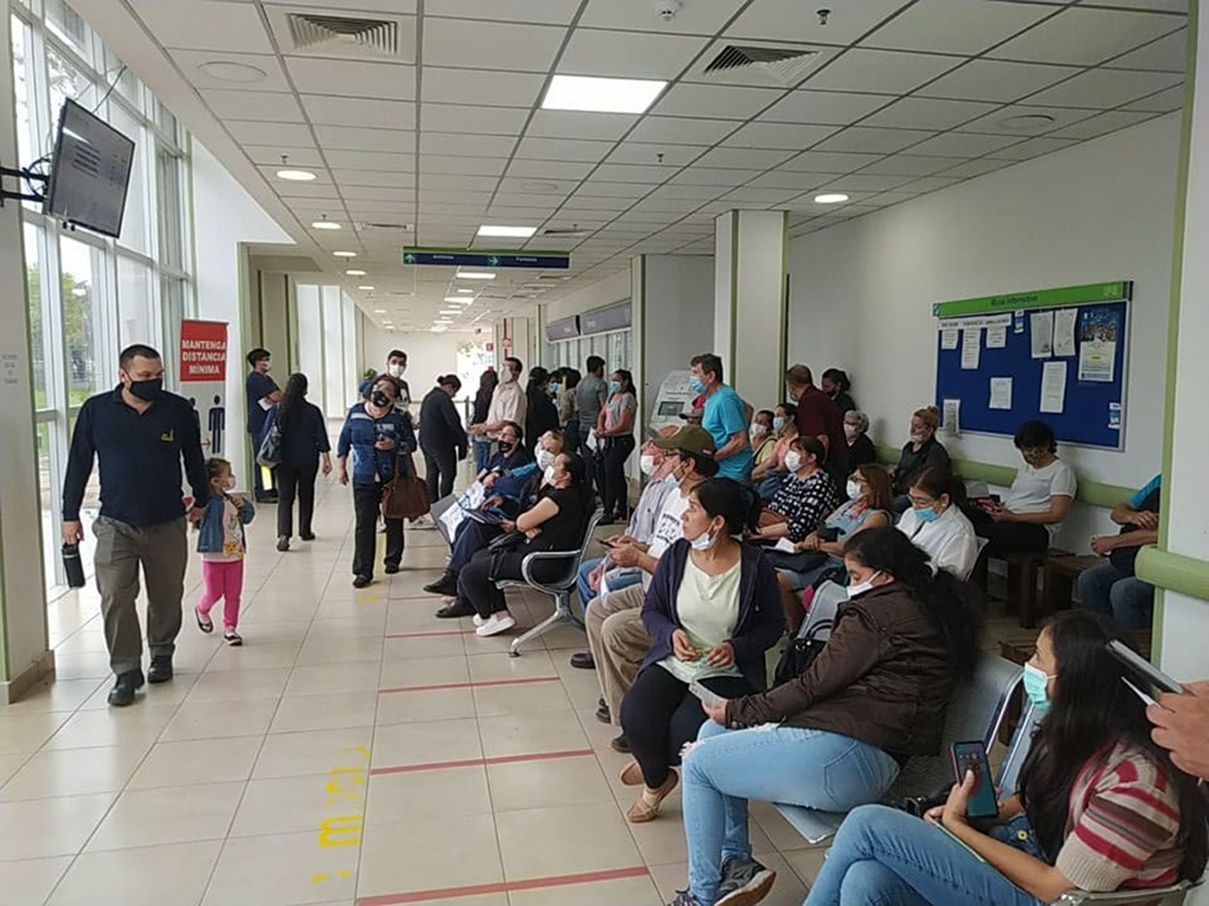 Pacientes que esperan su turno en la farmacia del Hospital Ingavi del IPS. 