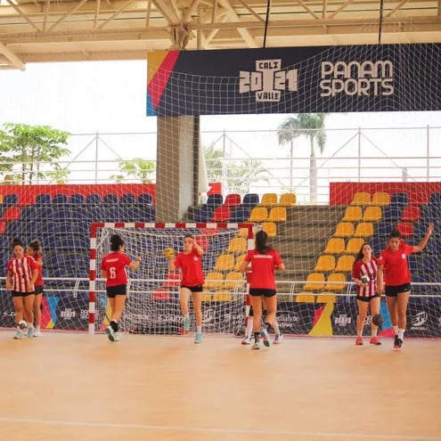 La selección femenina de hándbol llevó a cabo ayer su primer entrenamiento en Colombia, antes del debut de hoy, ante República Dominicana, en los I Juegos Panamericanos de Cali-Valle 2021. Paraguay integra el grupo B, al igual que Cuba y Brasil.
