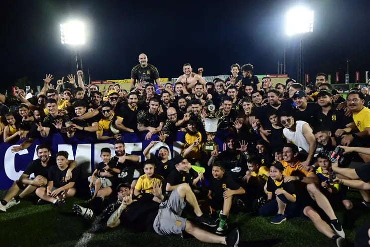 Jugadores, cuerpo técnico y fanáticos del Curda festejan el título en el Torneo Oficial de rugby.