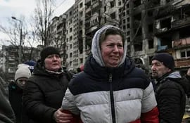 Una mujer llora desconsolada en las afueras de su vivienda, que fue bombardeada por las fuerzas rusas, en Obolon, distrito de Kiev.