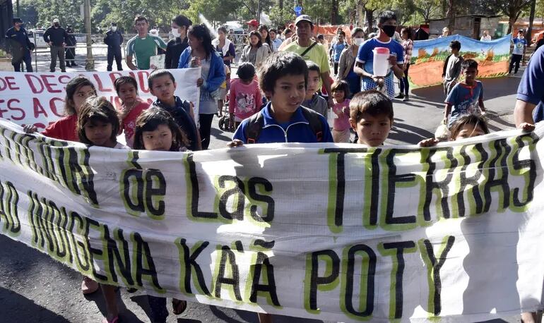 Los integrantes de la comunidad Ka´a Poty en su mayoría niños, niñas y mujeres marcharon por las calles de Asunción hasta llegar al Poder Judicial acompañados de la ciudadanía que vienen apoyando a las familias.