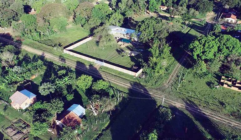 Vista aérea de la construcción  de la casa de verano del jefe departamental en un lote que sería del Indert.
