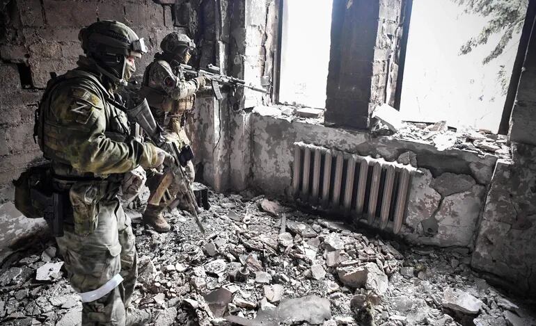 Soldados rusos en Mariupol, Ucrania, en abril de 2022.