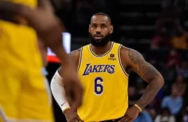 LeBron James renovó por dos años con Los Ángeles Lakers.