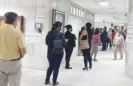 Largas filas ya son una constante en la Oficina de Registros Públicos en el Palacio de Justicia.