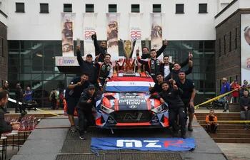 Felicidad plena en el equipo MZR, con la primera victoria a nivel internacional del más joven de sus pilotos, Fabrizio Zaldívar, quien ganó el Rally de Erechim junto a Marcelo Der Ohannesian.
