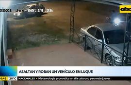 Asaltan y roban un vehículo en Luque