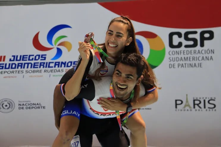 A pleno festejo de los patinadores del team Paraguay que siguen sumando medallas en la modalidad de patinaje de velocidad.