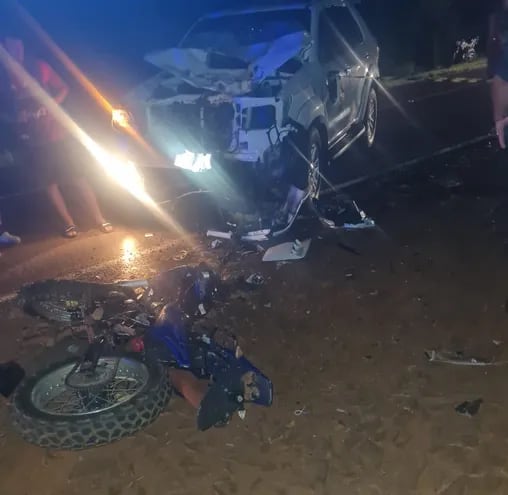 Moto y vehículo en el accidente.