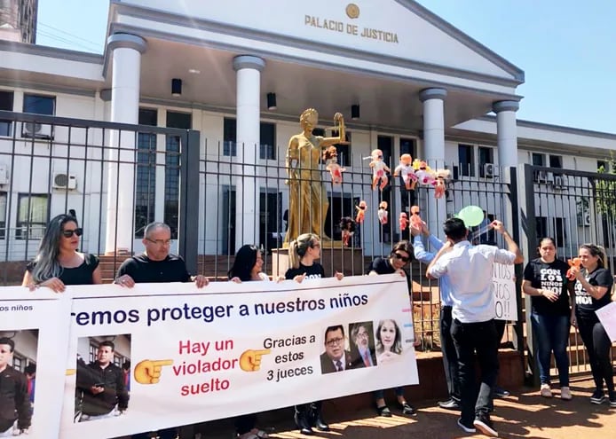 Familiares de la víctima de abuso sexual se manifestaron frente a la sede del Poder Judicial de Ciudad del Este contra los camaristas Aniceto Amarilla, Ysidro González y Miryan Meza de López.