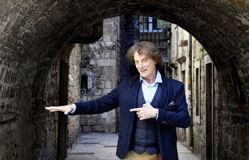 Tonci Huljic es un músico, compositor y productor oriundo de Split, ciudad de la costa de Croacia. Tiene una carrera activa desde los 70.