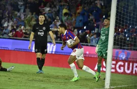 Cecilio Domínguez, jugador de Cerro Porteño, celebra el gol en un partido contra Olimpia en el superclásico del fútbol paraguayo en La Nueva Olla por la ronda 17 del torneo Apertura 2024.