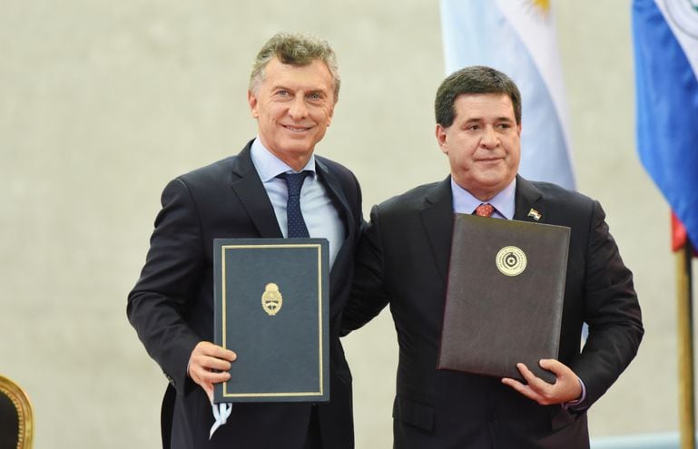 En mayo del 2017 se llevó a cabo la firma de la Nota Reversal 2/17 entre el entonces presidente, Horacio Cartes, y el de Argentina, Mauricio Macri (i), dejando al Paraguay con un gran clavo.