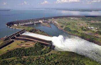 central-hidroelectrica-paraguayo-brasilena-itaipu-con-el-vertedero-en-funcionamiento-archivo-222951000000-1763290.jpg