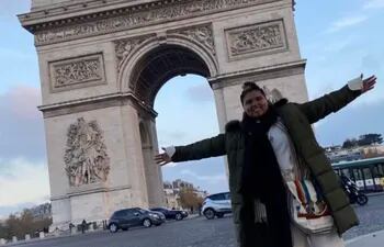 Bianca Orqueda frente al Arco de Triunfo, en París.