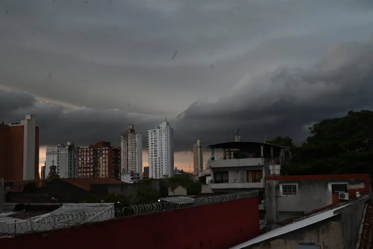 Vista del cielo sobre Asunción este miércoles durante la tormenta que afecta a gran parte del país.