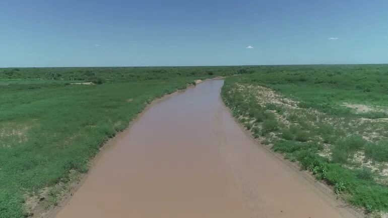 Vista aérea del río Pilcomayo, las aguas repuntan tras las lluvias en la cuenca alta.