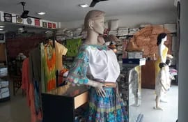 Las prendas de ñandutí son de las más preciadas. En Casa Bienvenido. ubicada sobre Itauguá, se pueden encontrar variadas opciones.