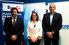 Pablo Santa Cruz, directivo de BrosCo; Noemí Gómez, titular de la Cooperativa 26 de Abril, y Dimas Ayala, director gerente de Bancop.