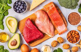 Se recomienda una dieta balanceada compuesta por siete grupos alimentos como por ejemplo los cereales, proteínas, frutas y verduras. Foto: Shutterstock.