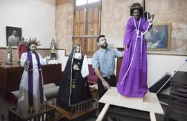 El padre Hugo Fernández acomoda la vestimenta de la imagen de Jesús crucificado en la iglesia La Encarnación, que se prepara para la vía crusis de la que participarán estacioneros de Ypané.