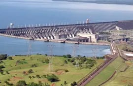 Complejo hidroeléctrico paraguayo-brasileño Itaipú. Enfrente, parte del embalse que hace posible la producción de energía eléctrica.