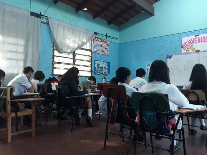 Alumnos de La Esc. Clotilde Emilia Paredes y el Colegio Nacional Dr. Emilio Cubas comparten aulas en pésimo estado. En la imagen se observa como uno de el techo ya no tiene tejuelones.