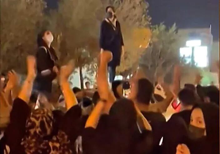 Captura de vídeo que muestra a mujeres iraníes protestando en la ciudad de Yazd, el lunes.